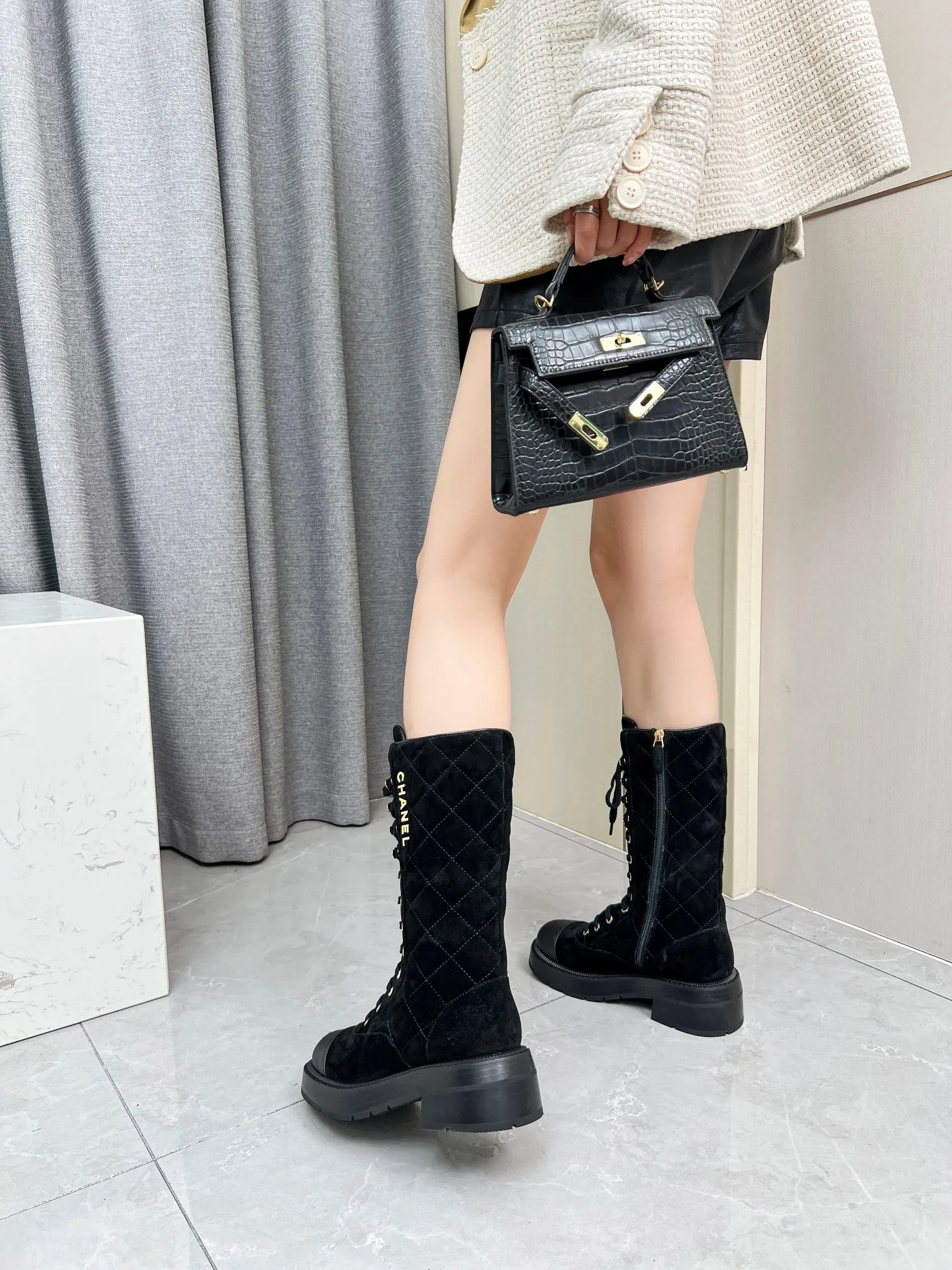 👟👟Ex-factory price 840👟👟 2025CHANEL I finally own this pair of Chanel diamond boots💫 Classic diamond pattern with black and white color, fashionable and high-end, and the thick sole is super stable for walking~ It instantly turns into a fashionable and cool cover when you put it on. Who knows the charm of Fragrant Grandma? When I was asked about the link while shopping, I was so happy🥳 Fabric: sheepskin, cow suede Lining: sheepskin Color: black white apricot Code number: 5-40 (41 customized)